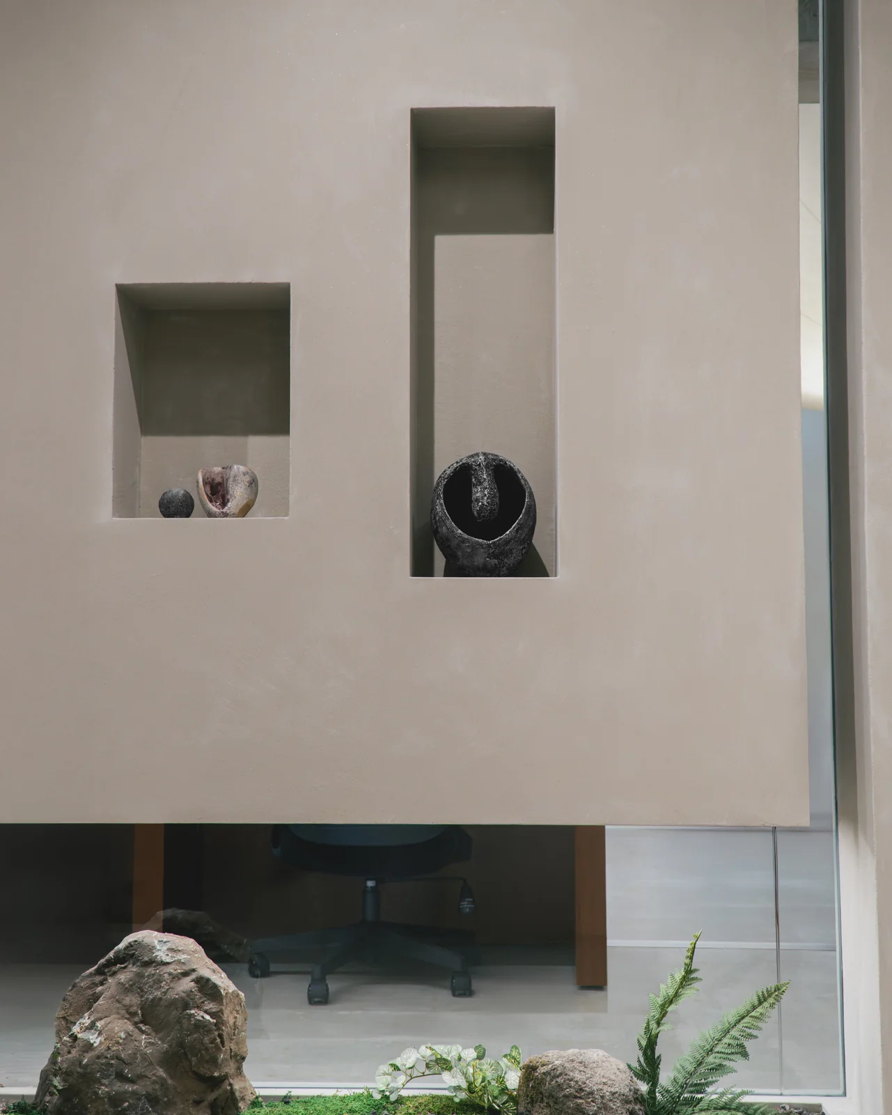 Ceramic sculptures placed in architectural wall niches